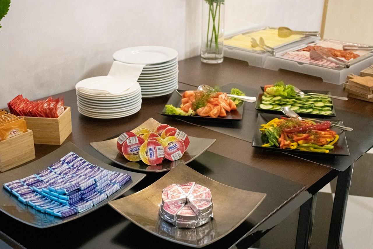 Hotel Capital With Private Wellness Нитра Экстерьер фото