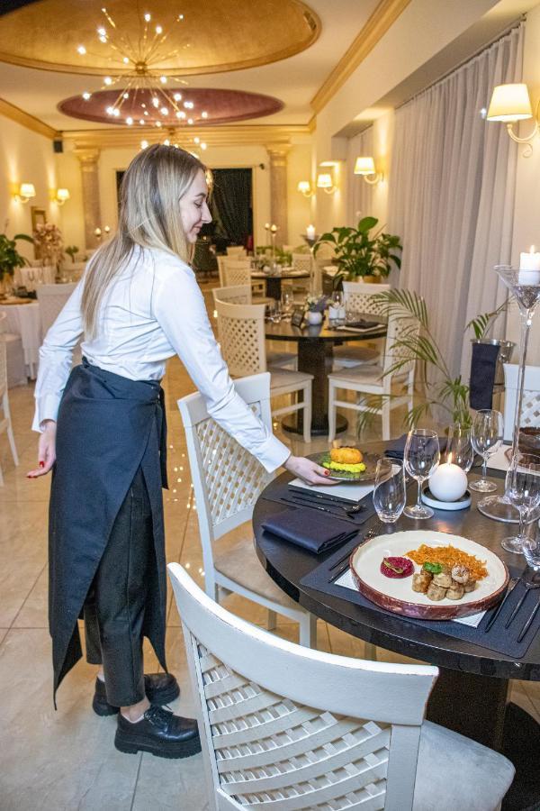 Hotel Capital With Private Wellness Нитра Экстерьер фото
