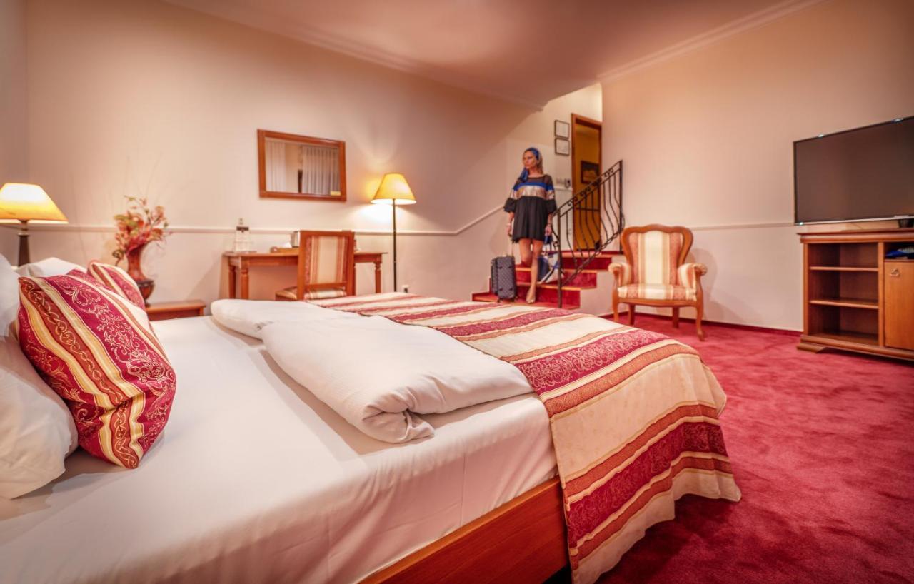Hotel Capital With Private Wellness Нитра Экстерьер фото