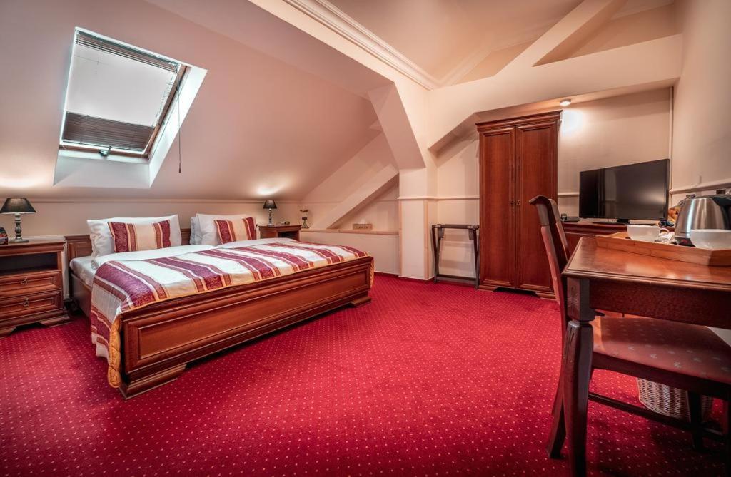 Hotel Capital With Private Wellness Нитра Экстерьер фото