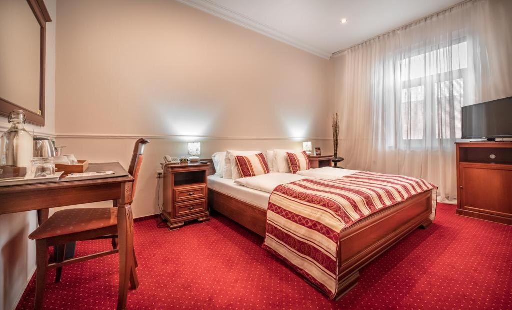 Hotel Capital With Private Wellness Нитра Экстерьер фото