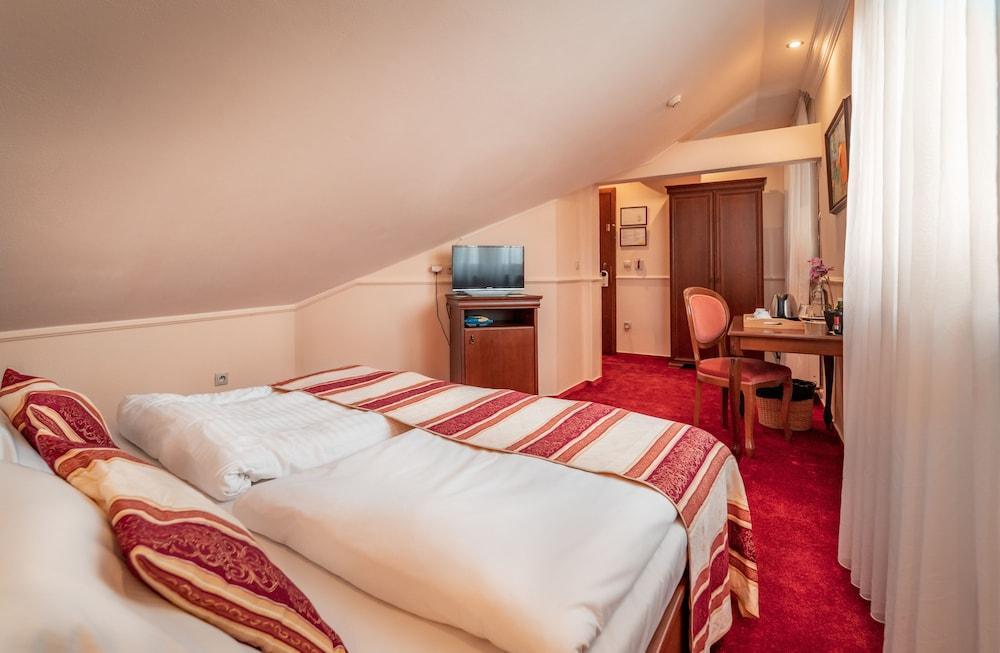 Hotel Capital With Private Wellness Нитра Экстерьер фото