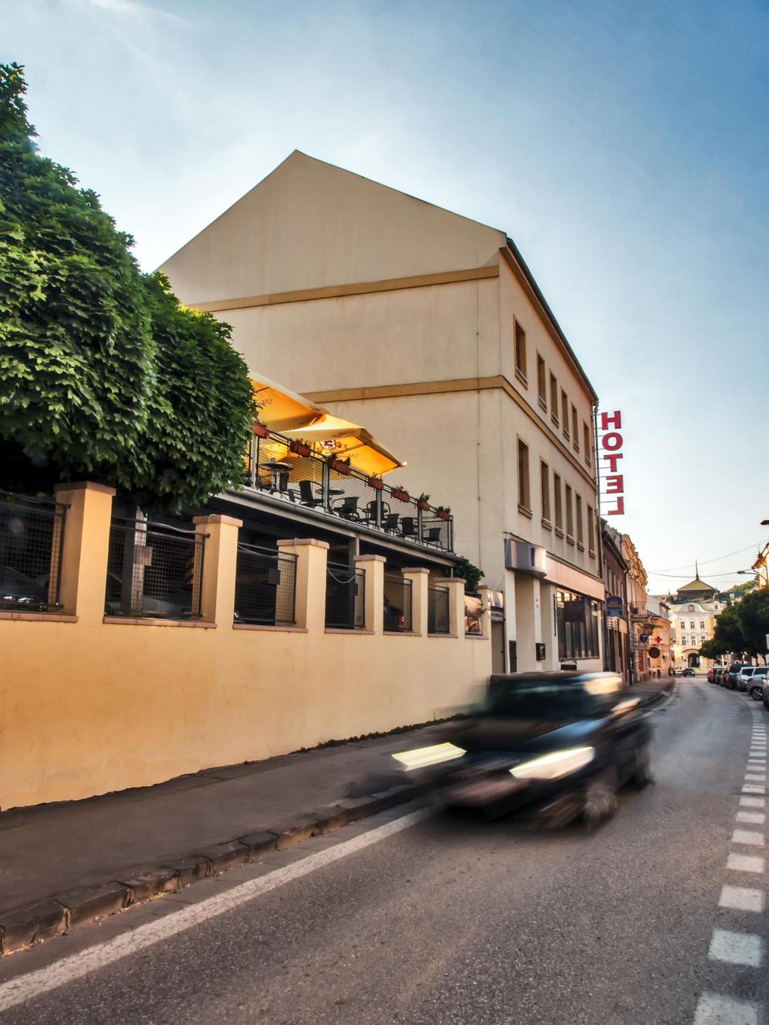 Hotel Capital With Private Wellness Нитра Экстерьер фото