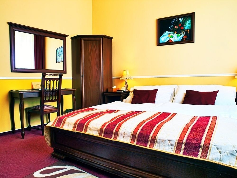 Hotel Capital With Private Wellness Нитра Экстерьер фото