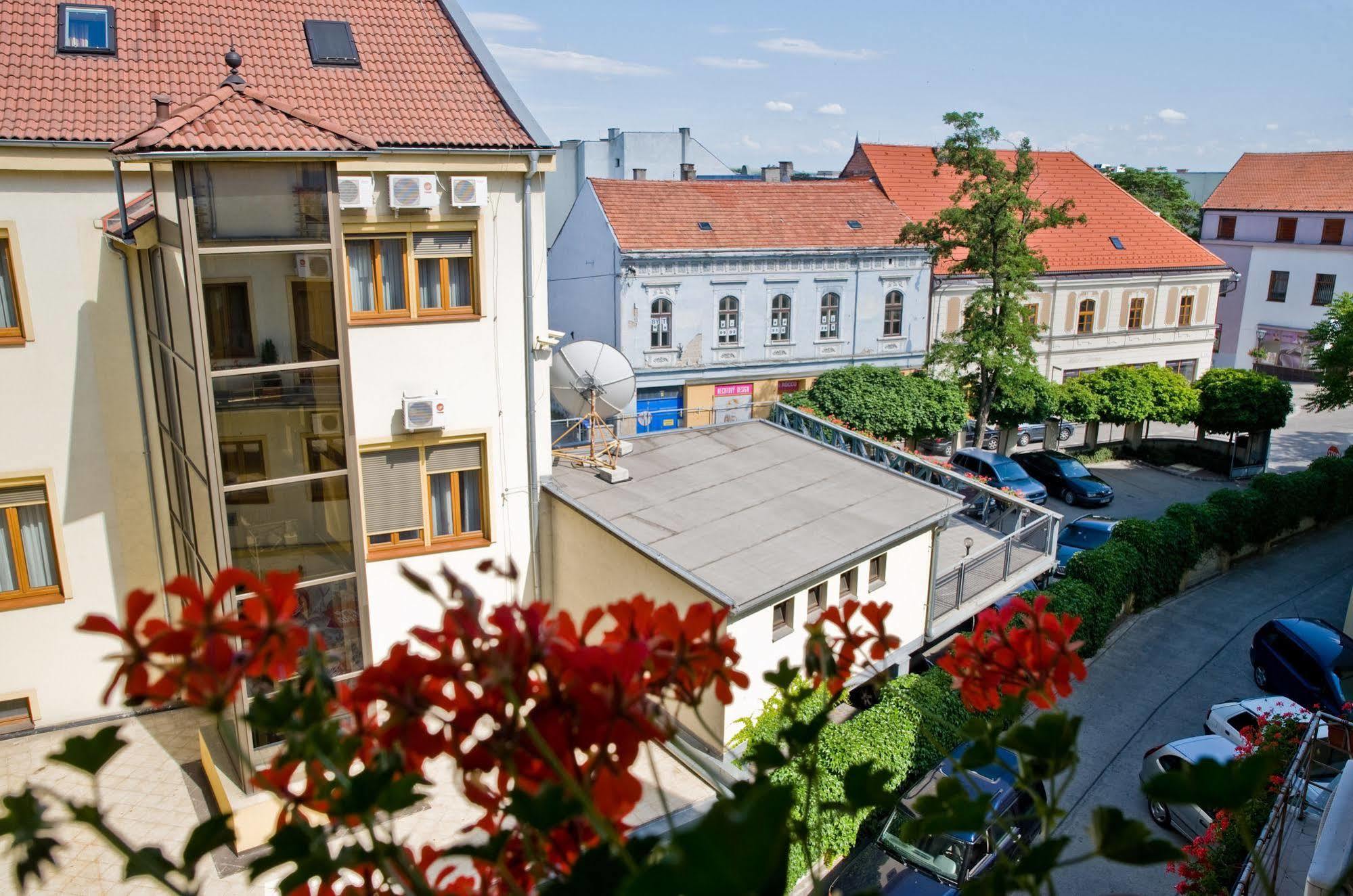 Hotel Capital With Private Wellness Нитра Экстерьер фото