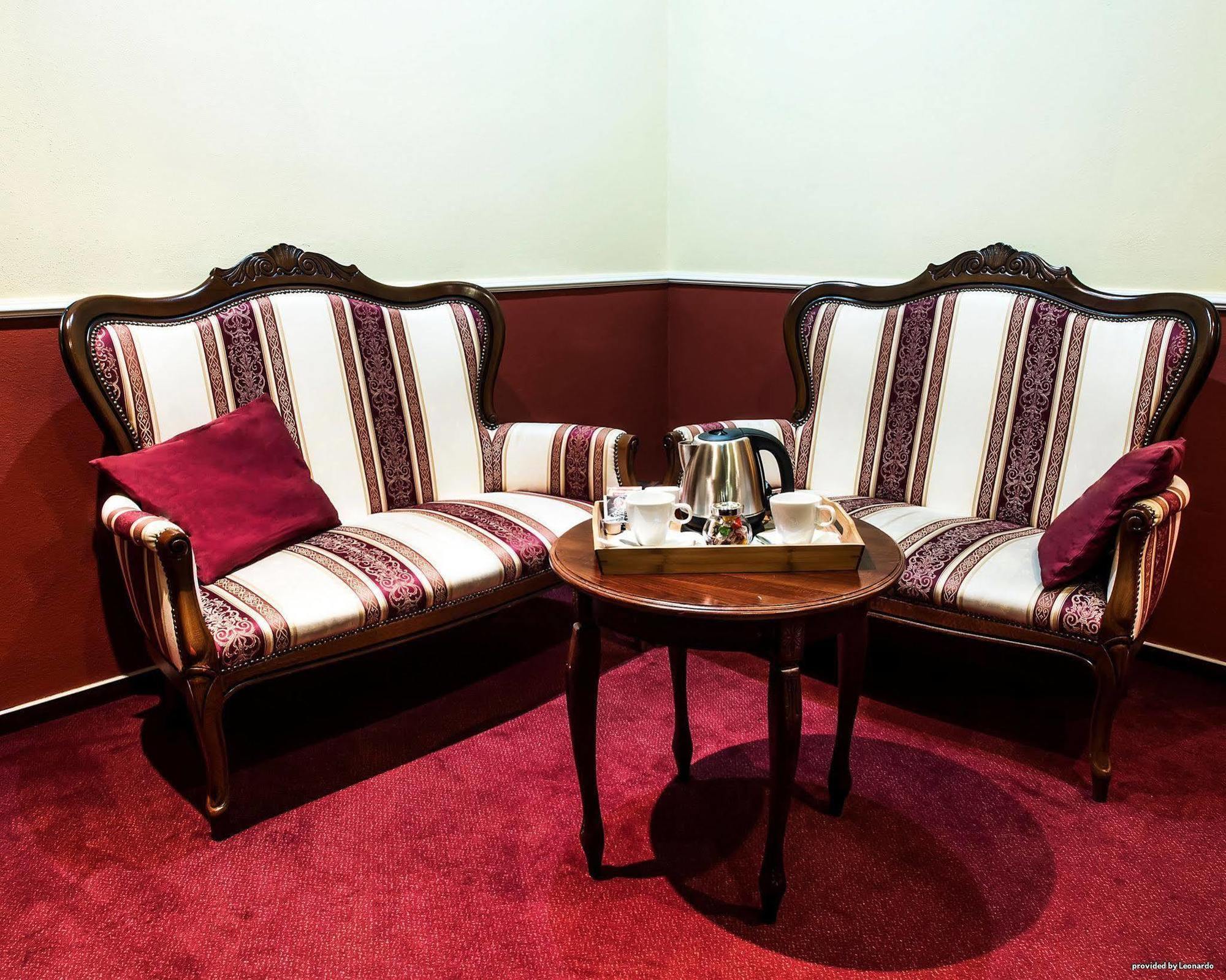 Hotel Capital With Private Wellness Нитра Экстерьер фото
