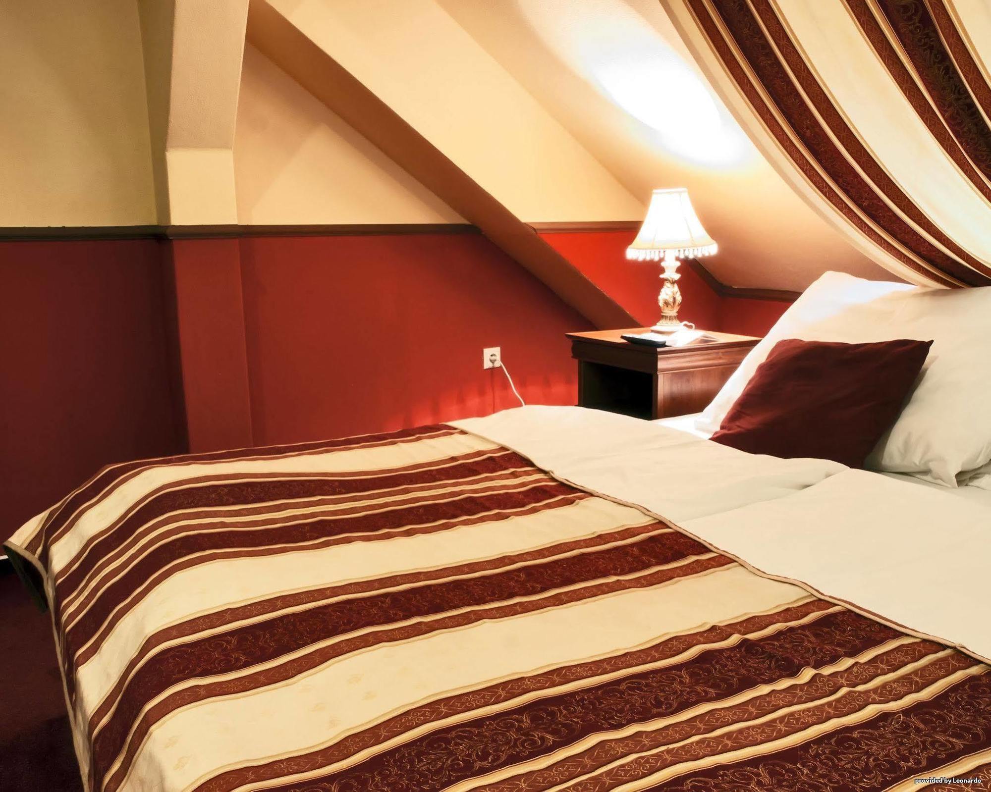 Hotel Capital With Private Wellness Нитра Экстерьер фото