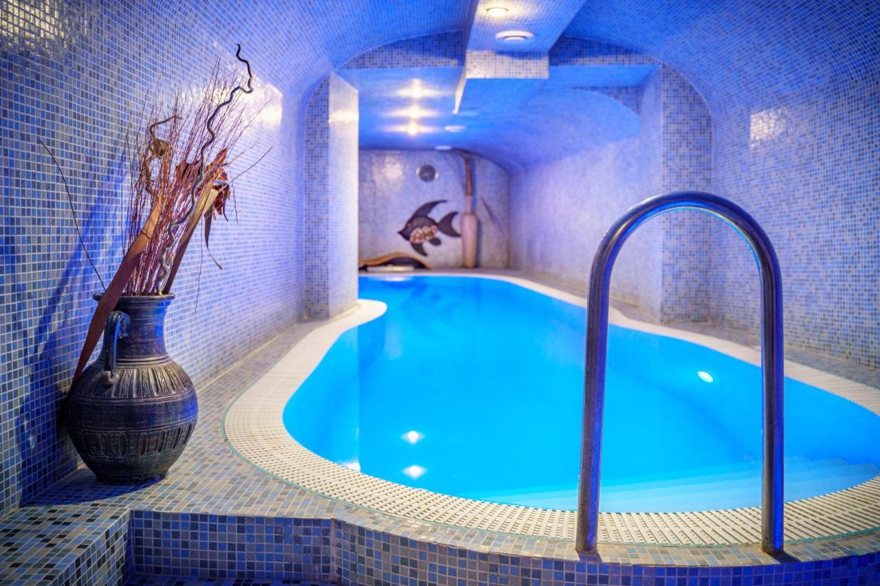 Hotel Capital With Private Wellness Нитра Экстерьер фото