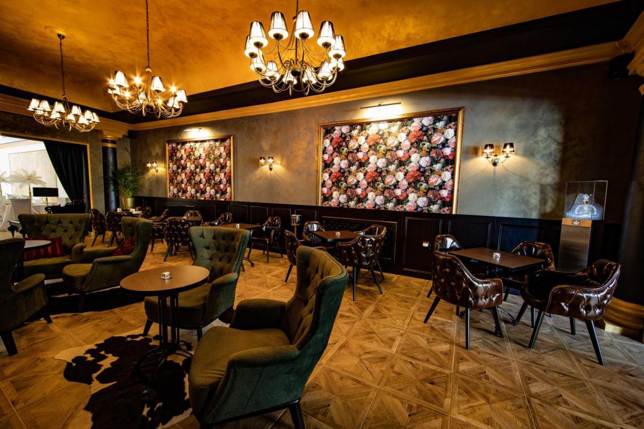 Hotel Capital With Private Wellness Нитра Экстерьер фото