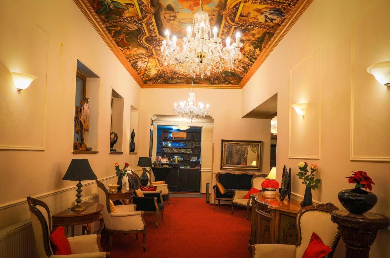 Hotel Capital With Private Wellness Нитра Экстерьер фото