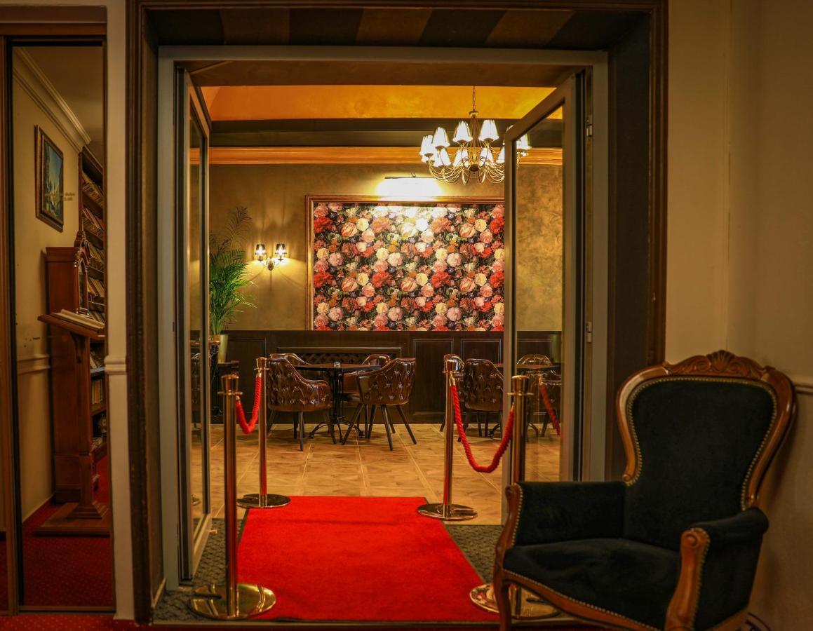 Hotel Capital With Private Wellness Нитра Экстерьер фото
